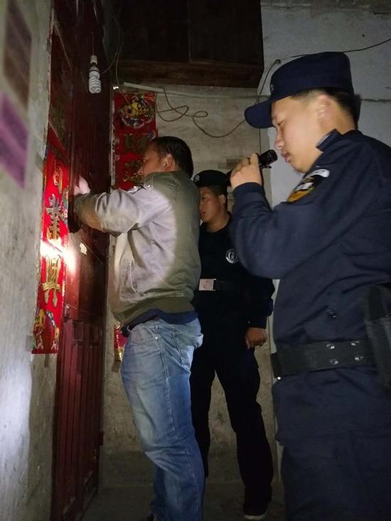 昭通粗心妈妈误将幼女锁家中 民警全城寻开锁师傅开门